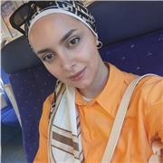 Je suis une étudiante avec un niveau élevé d'anglais et une expérience significative en tant que tuteur